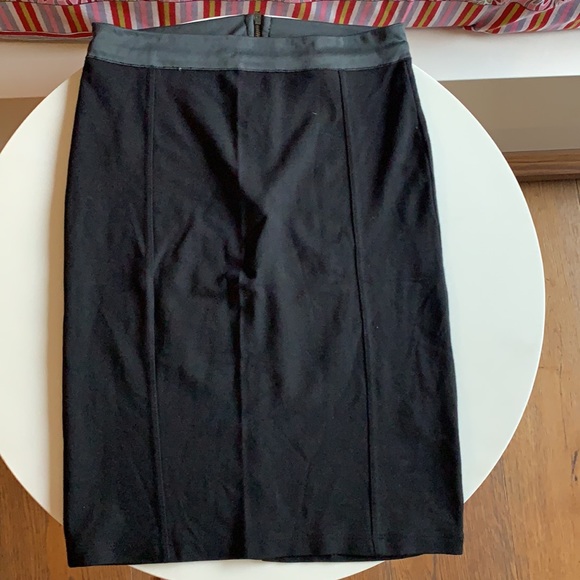 Vero Moda Dresses & Skirts - VERO MODA stretchable fabric pencil black skirt. Grey piping at waist.